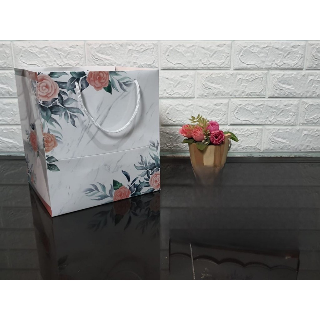 

Paperbag kotak nasi motif bunga UK Tinggi 24 x 23 x Tebal 21 untuk box nasi UK 20 x 20