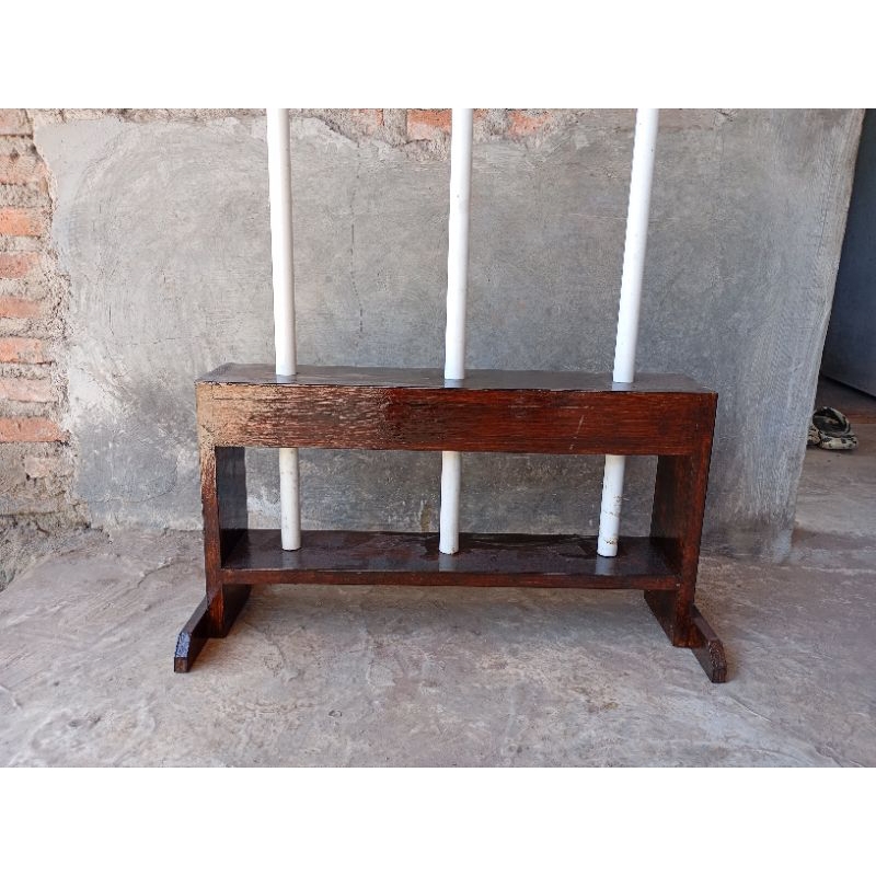 

Tatakan bendera kayu jati belanda , tempat bendera 3 lubang