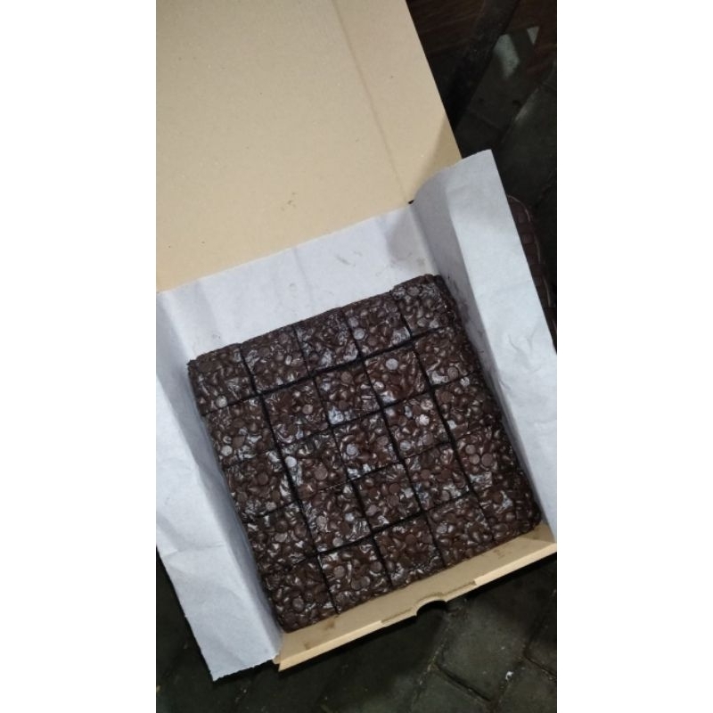 

fudgy brownies choco chips kuncup ukuran 20×20 (uk besar)