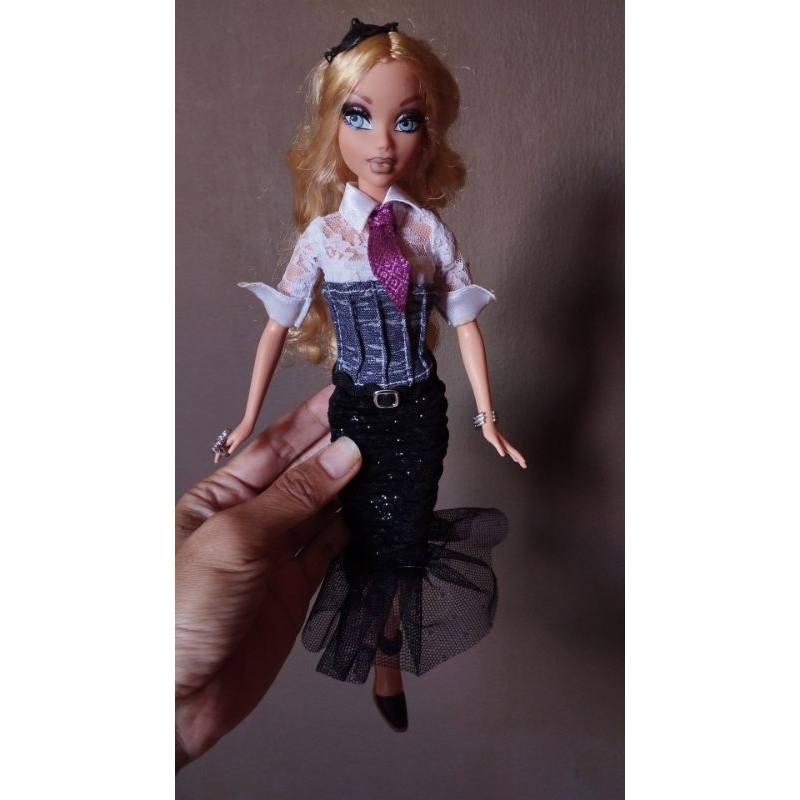Barbie myscene bulu mata baju sepatu bawaan