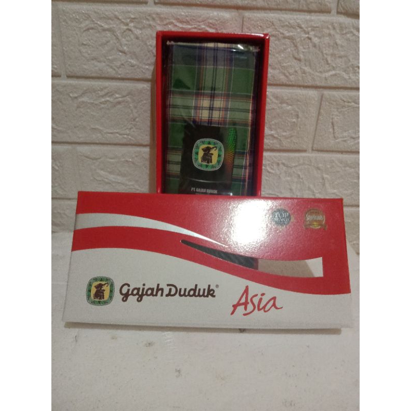 sarung gajah duduk asia
