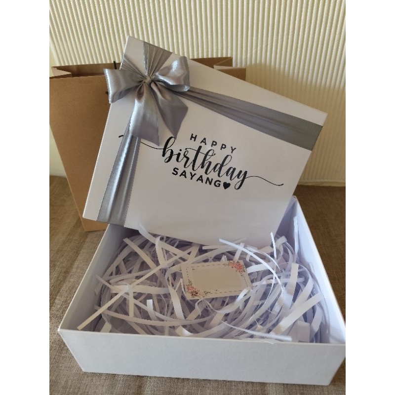 

HBD Box 30x25x10cm FREE kertas cacah serut, kartu ucapan, paperbag