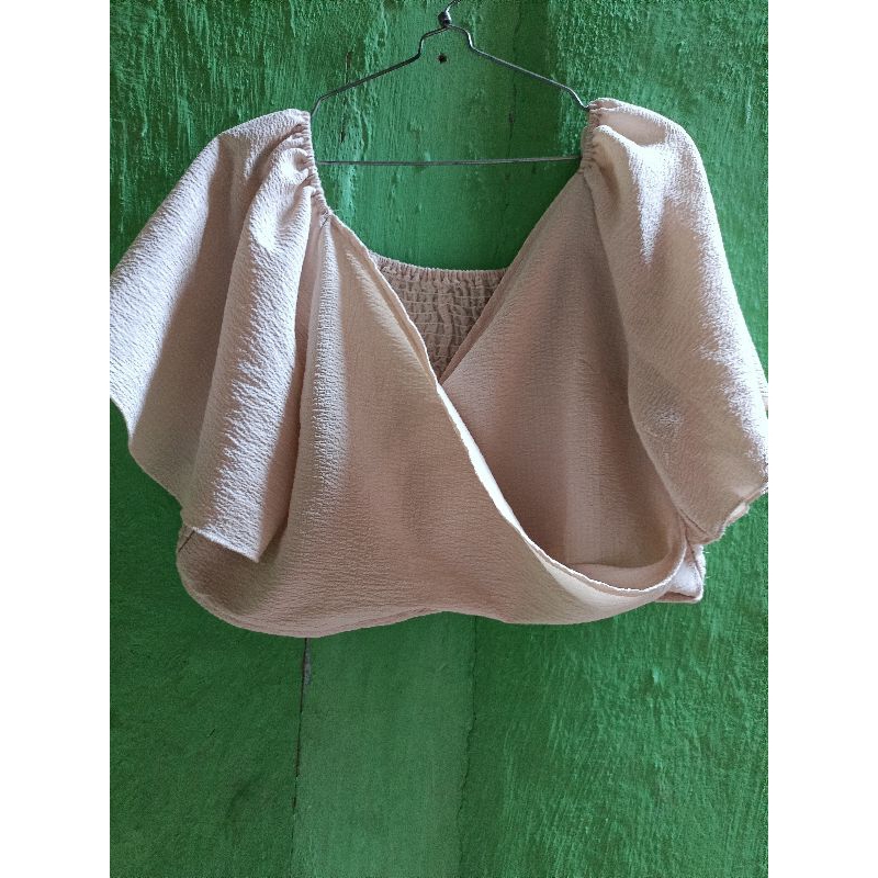 Preloved Atasan Blouse Crop Warna Cream Coksu
