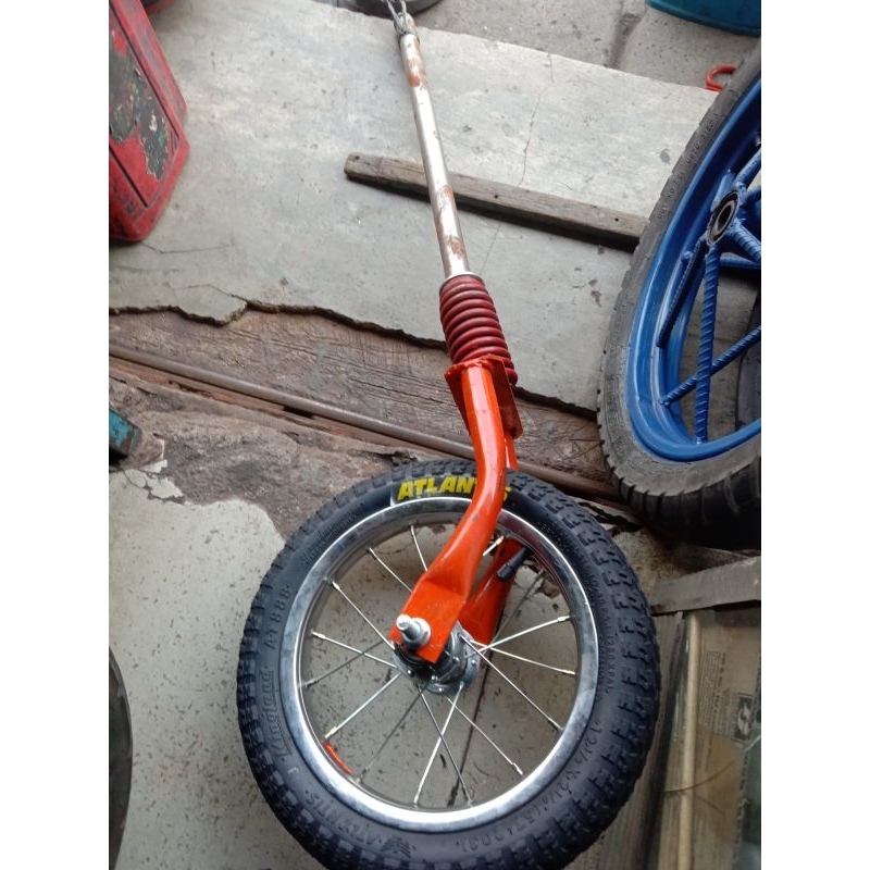 RODA BELAKANG GEROBAK ATAU GLETREK BAN HIDUP