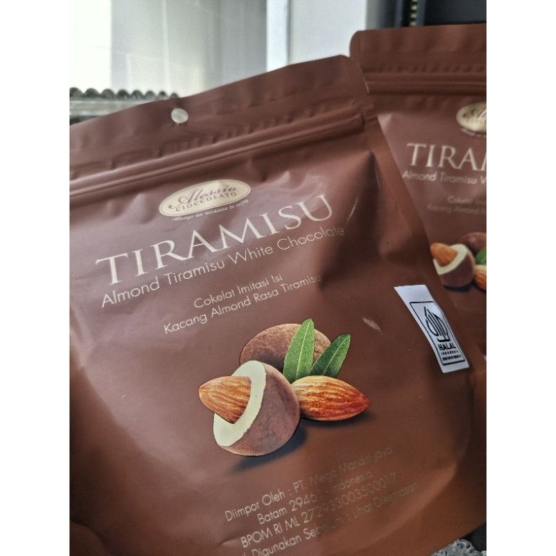 

Alessio Tiramisu Almond – Cokelat Putih Isi Kacang Almond Rasa Tiramisu | Halal & Premium