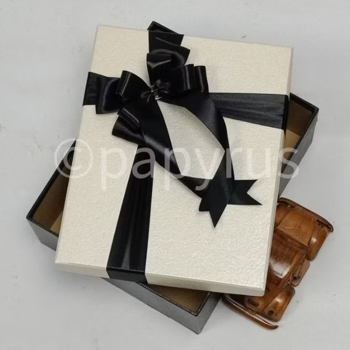 

PAPYRUS Kombinasi 20x25 Tinggi 5cm Kotak Kado Gift Box V3