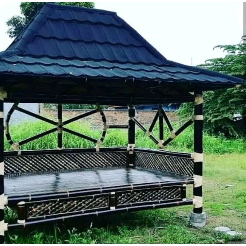 saung bambu lesehan ukuran 2x3 memakai atap genteng metal pasir