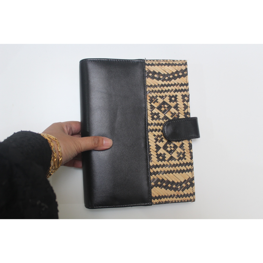 

Rhabags Binder A5 Kombinasi Kulit tenun dan Rotan