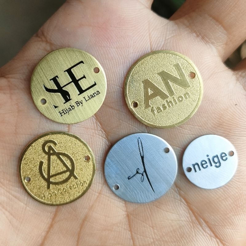 

costum label plat hijab besi