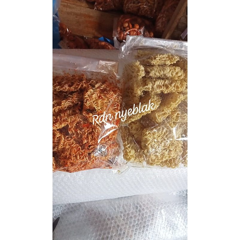 

paket hemat 1kg seblak kering mie kremes. pedas original