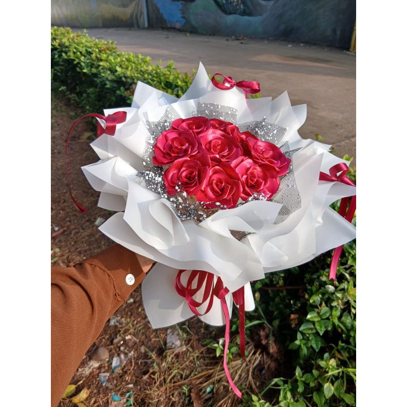 

Round buket pita satin merah (pakai gliter)