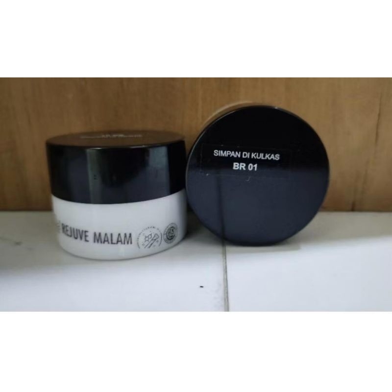 KRIM REJUVE MALAM RACIKAN BR01 ELLA SKIN CARE UNTUK FLEK DAN KULIT KUSAM YANG BANDEL (jastip)