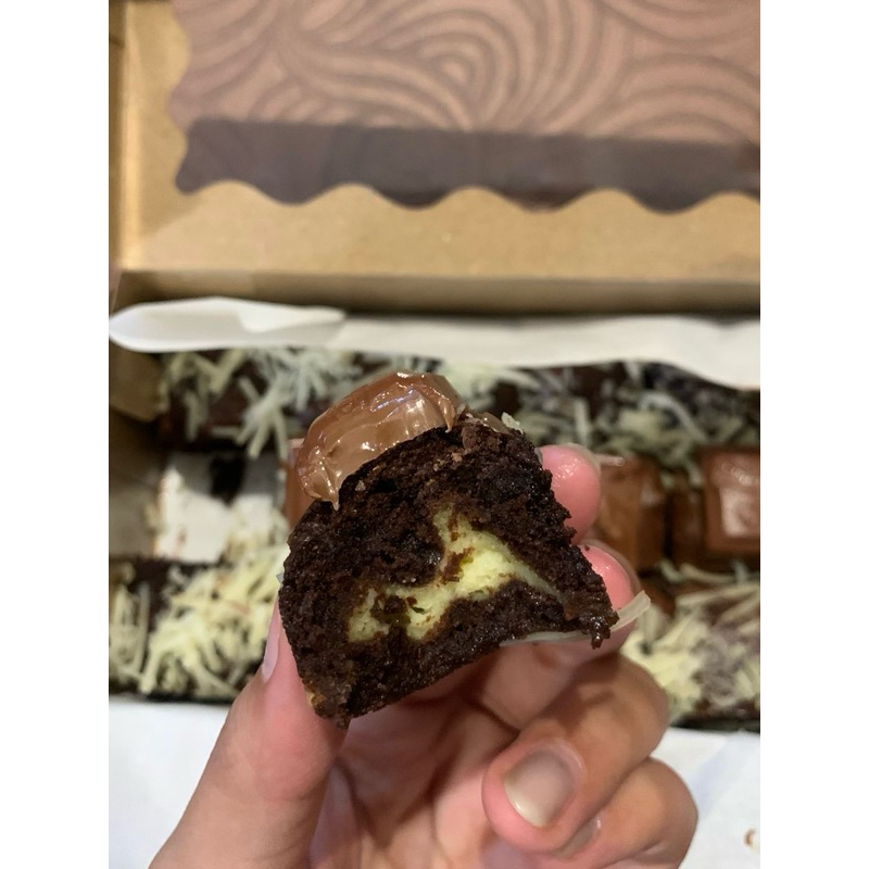 

Fudgy Brownies cheese + topping cadburry large