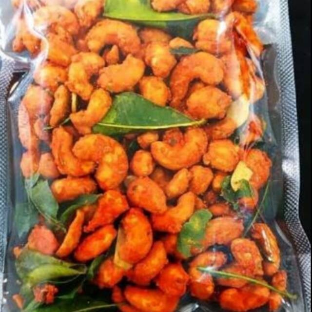 

Kacang Mede Thailand/Kacang Mede Daun Jeruk 500Gr ( Lime Leaf Cashew )