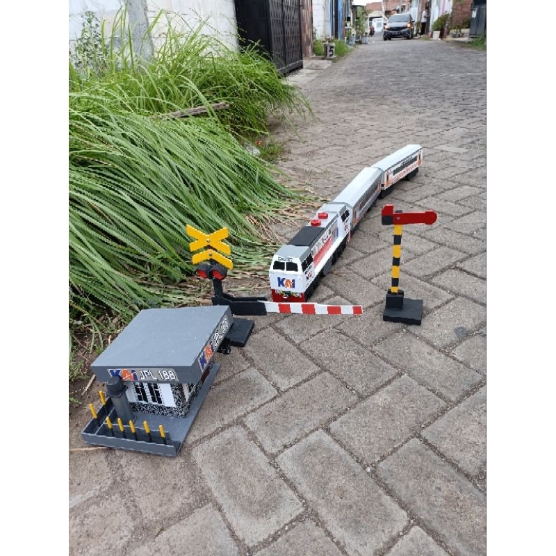 Lokomotif CC206 versi white orange+2gerbong+1palangpintu+1 lampu sinyal+1 pos  Jpl- Miniatur Kereta 