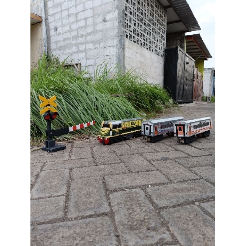 Lokomotif CC201 vintage +2gerbong+1palangpintu- Miniatur Kereta Api Kayu