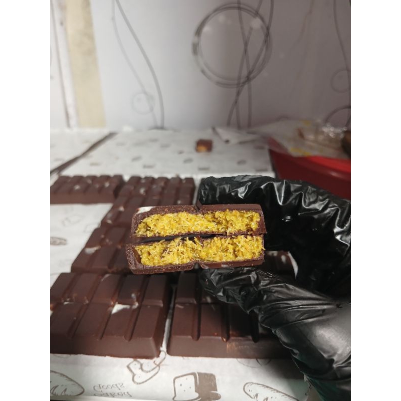 

Cokelat Dubai Almond ~ cokelat bar isian kunafa dan selai kacang almond