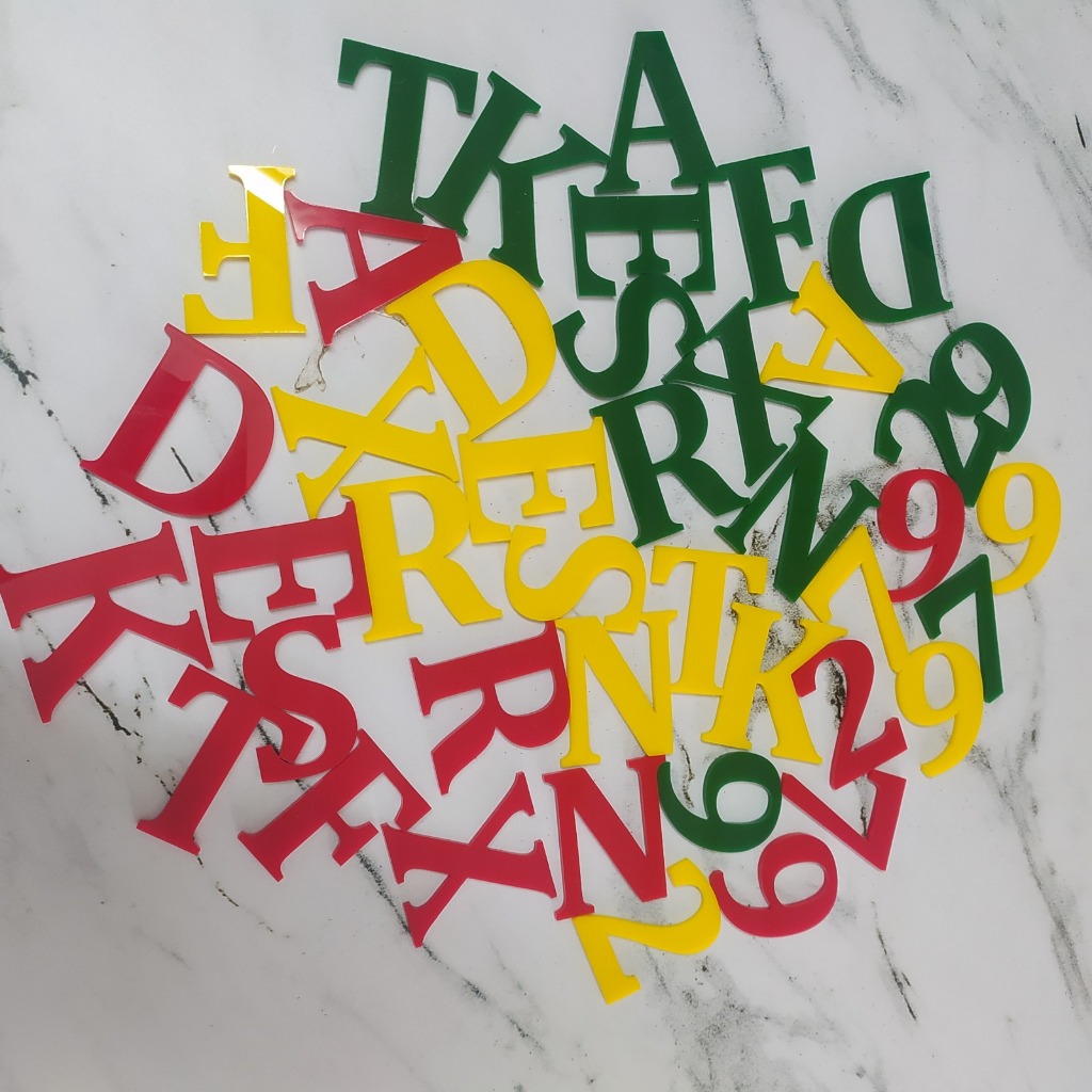 Huruf timbul akrilik ukuran 20cm,Huruf Dekorasi,Huruf timbul acrylic