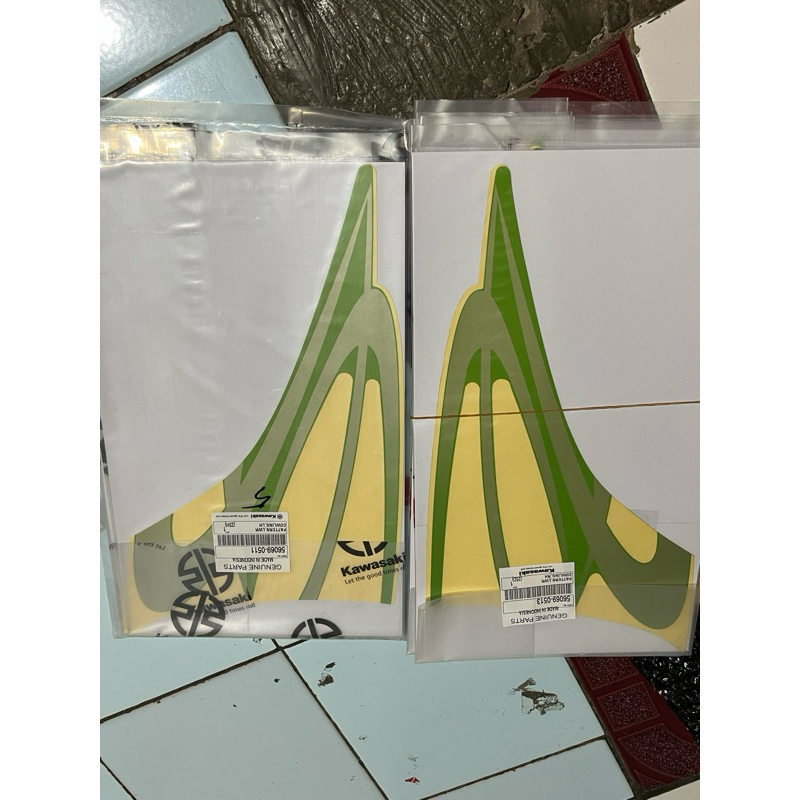STIKER STICKER STRIPING FAIRING BESAR SAMPING KIRI KANAN HIJAU NINJA RR OLD 2010-2011 ORI