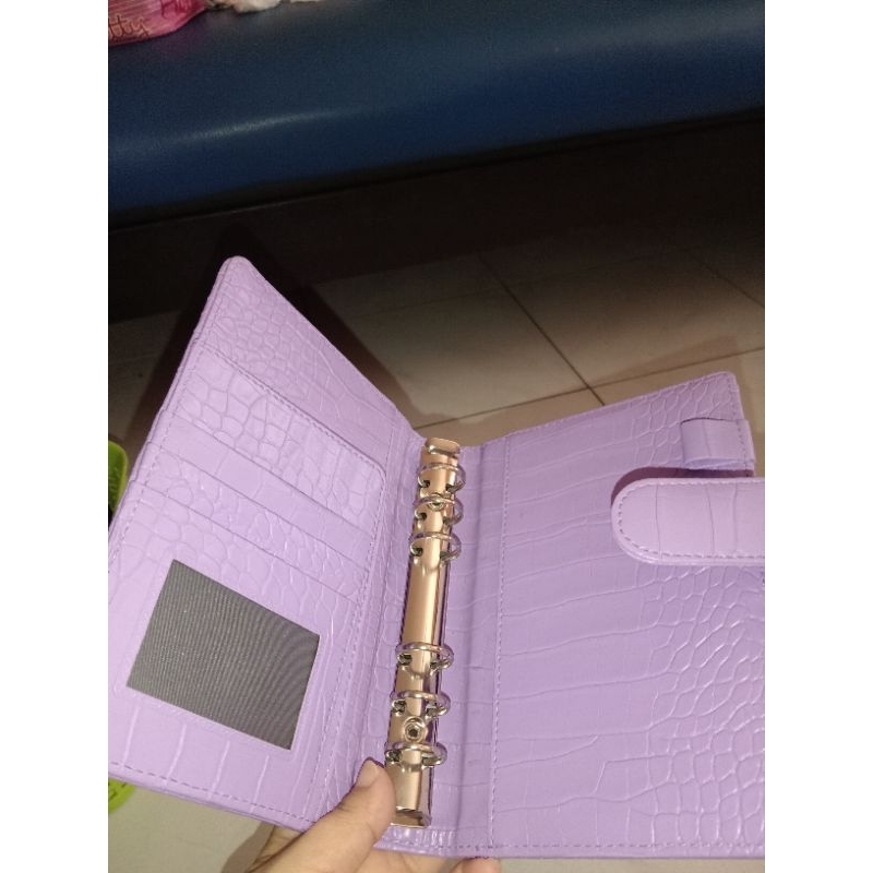 

Preloved Binder kulit croco A6 kondisi masih baru warna ungu