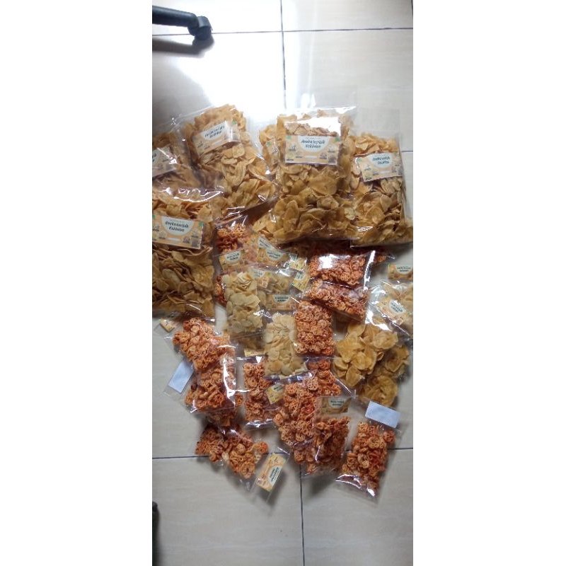 

Paket usaha/lumpia, moring, makaroni bantat/makaroni cikruh/cangput/kripik singkong ori+pedas khas dapur Teh Will kemasan ekonomis kemasan 100gr, 90gr