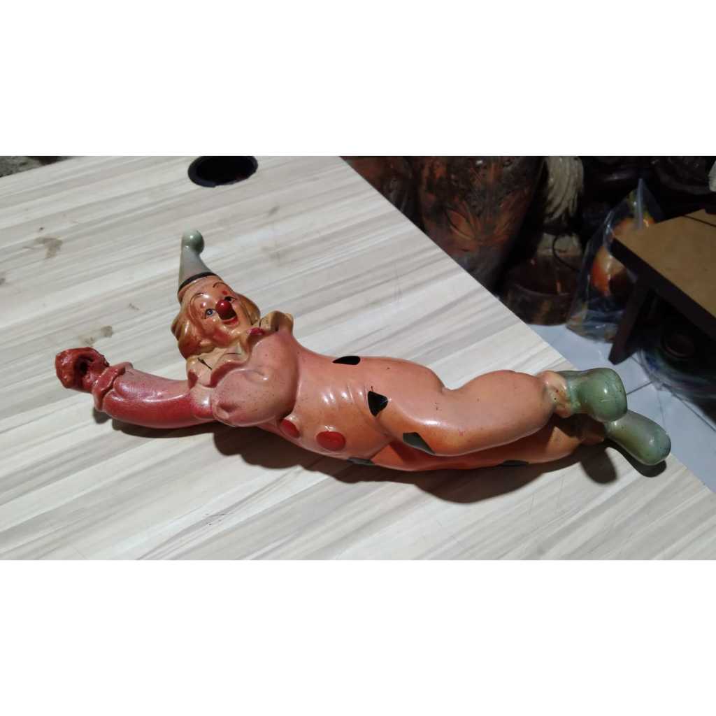 Patung Eropa Badut Keramik Berbaring Kuno Jadul Antik