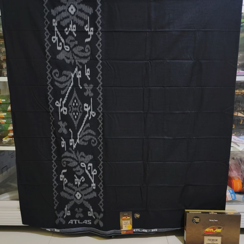 SARUNG ATLAS PREMIUM 725 HITAM POLOS TUMPAL KEMBANG SELVEDGE