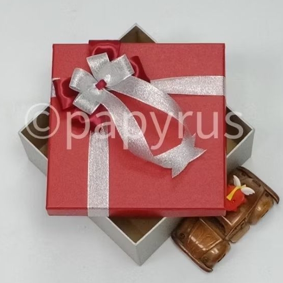 

PAPYRUS Kombinasi 20x20 Tinggi 5cm Kotak Kado Gift Box V2