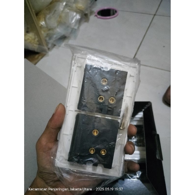 stop kontak universal merek boss tipe BT 10413s B 1000 13 amper 250v