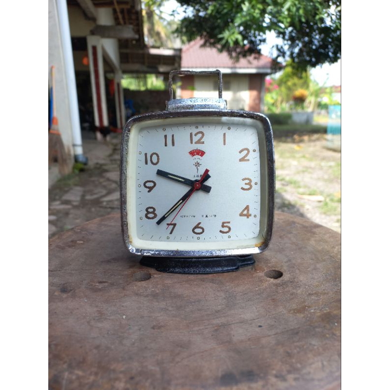 jam weker kotak Polaris jadul klasik antik nyala