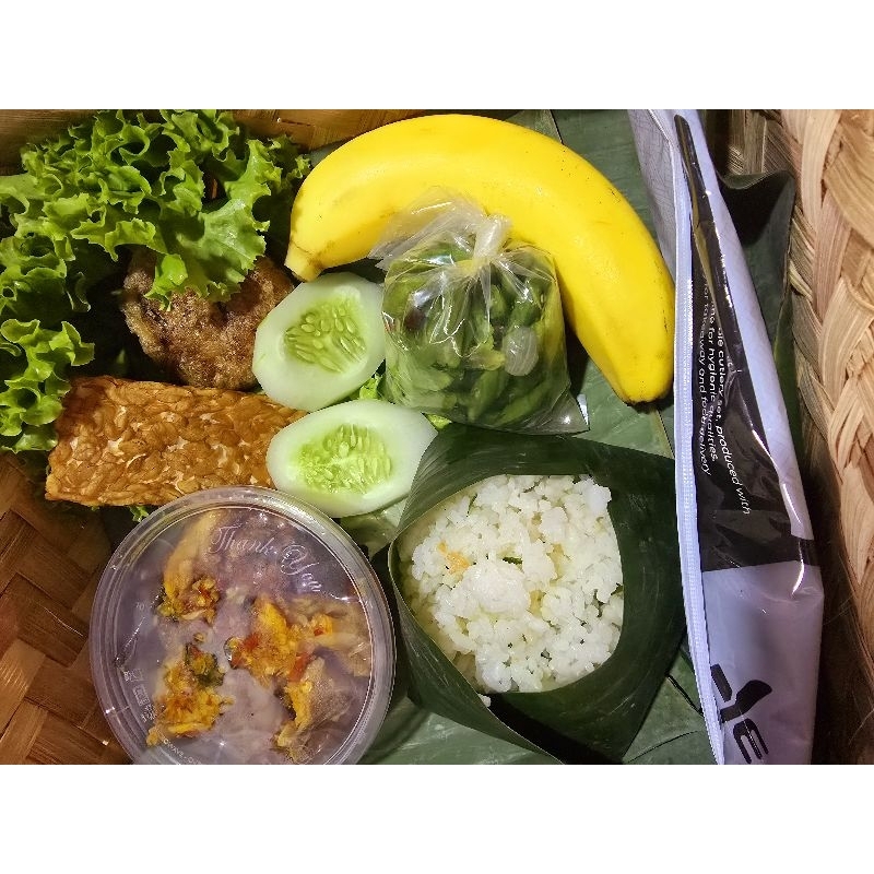 

nasi box ayam rica rica