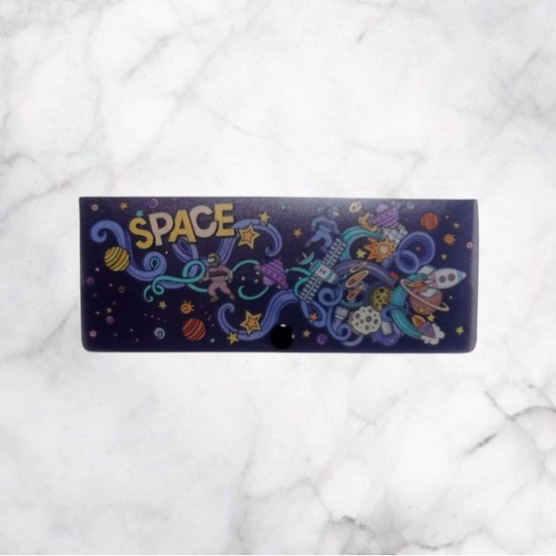 

Tempat Pensil Motif Luar Angkasa (Space Theme) Joyko