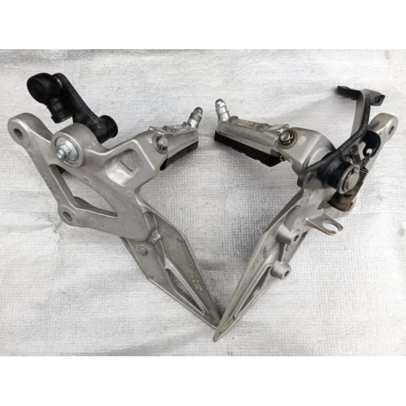 footstep depan honda cbr 150r k45g facelift cbr 150 led k45 original pijakan kaki depan postep