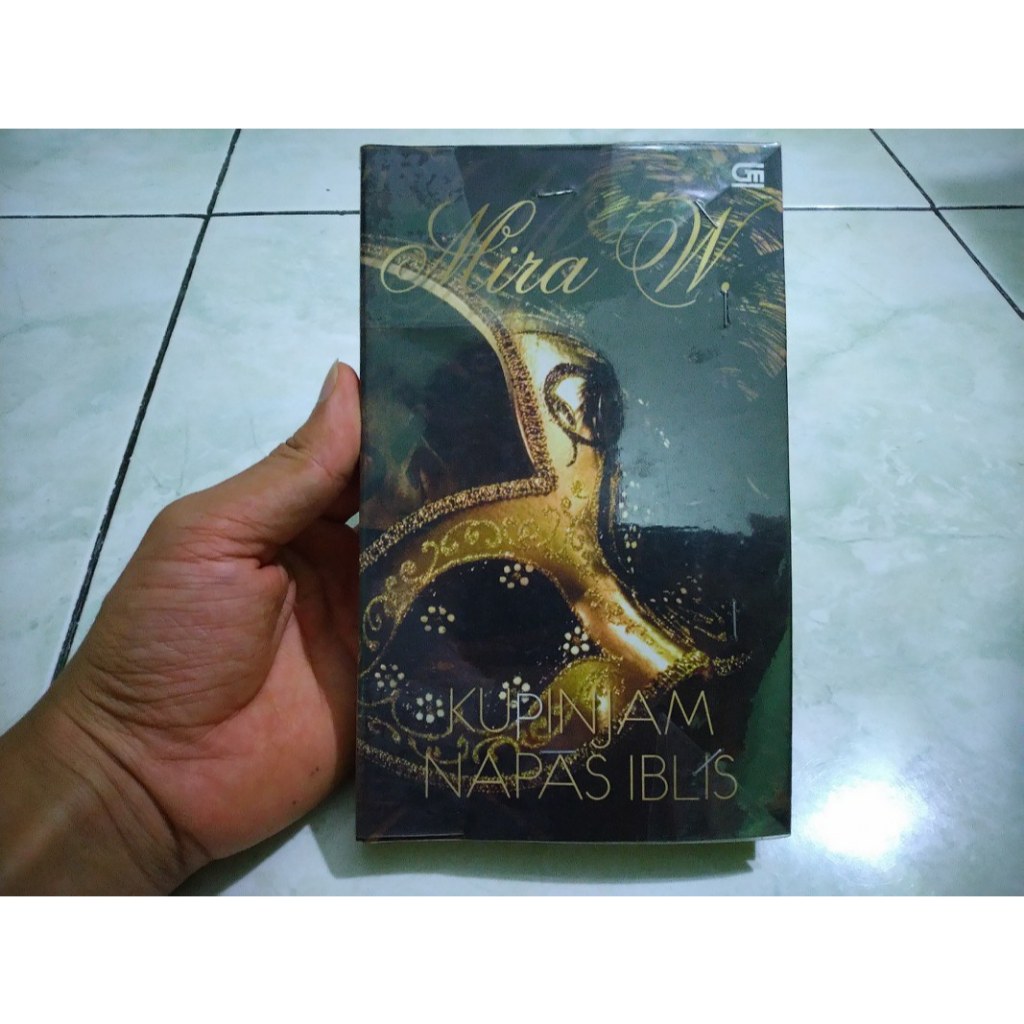 Novel Kupinjam Napas Iblis - Mira W - Gramedia