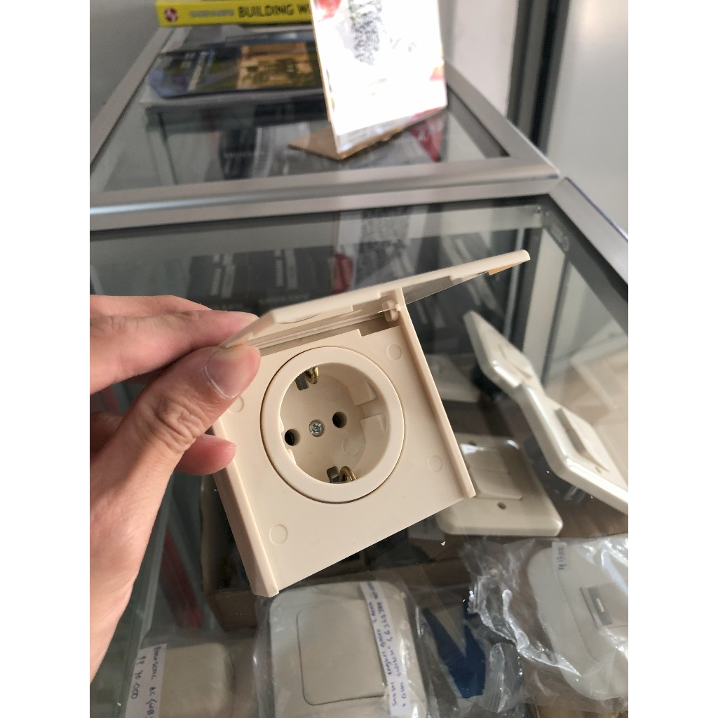 Broco Stop Kontak Tutup 1 Lubang (6122)