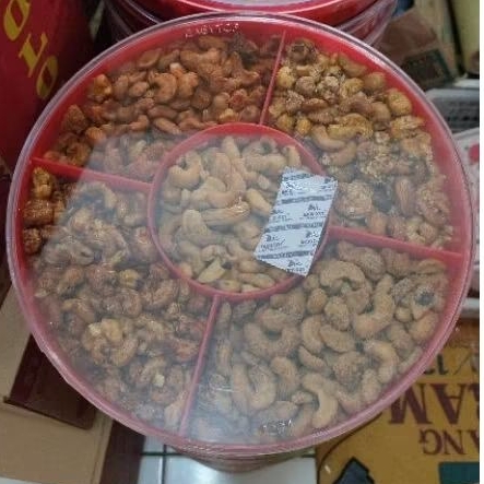 

Kacang Mede Matang Toples Sekat 5 Rasa Berat 900 Gram