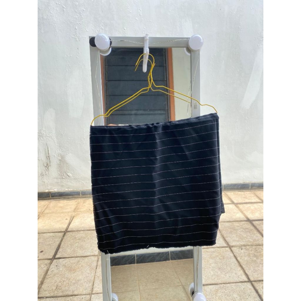 Kain Hitam Garis Putih Lebar 83 Panjang 152