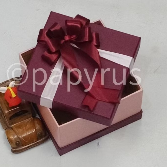 

PAPYRUS Sandwich 15x15 Tinggi 10cm Kotak Kado Gift Box V1