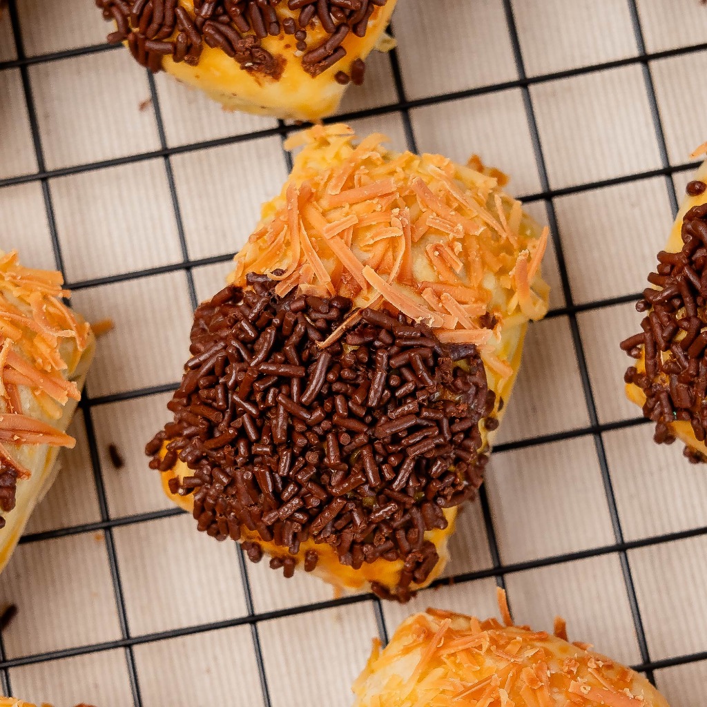 

[CHOCO CHEESE BOLLEN] by The Bollen Baker / Pisang Bollen Coklat Keju Premium / Kue Pisang Coklat Keju Renyah