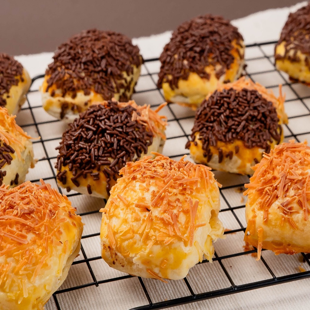 

[BOLLEN MIX 3 RASA] by The Bollen Baker / Pisang Bollen Premium Mix 3 Rasa / Kue Pisang Coklat Keju Renyah Mix 3 Rasa