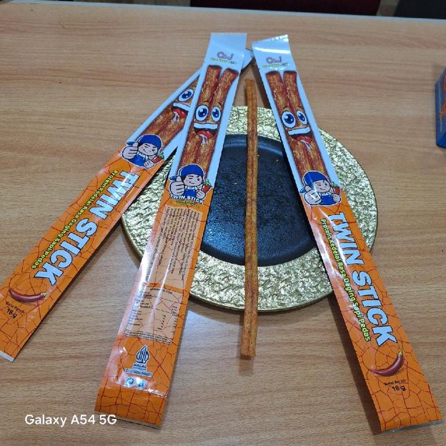 

SNACK KEMBANG TAHU TWIN STICK (1 BOX @ 20 BKS) C&J SNACK RASA DAGING SAPI PEDAS BPOM. Food