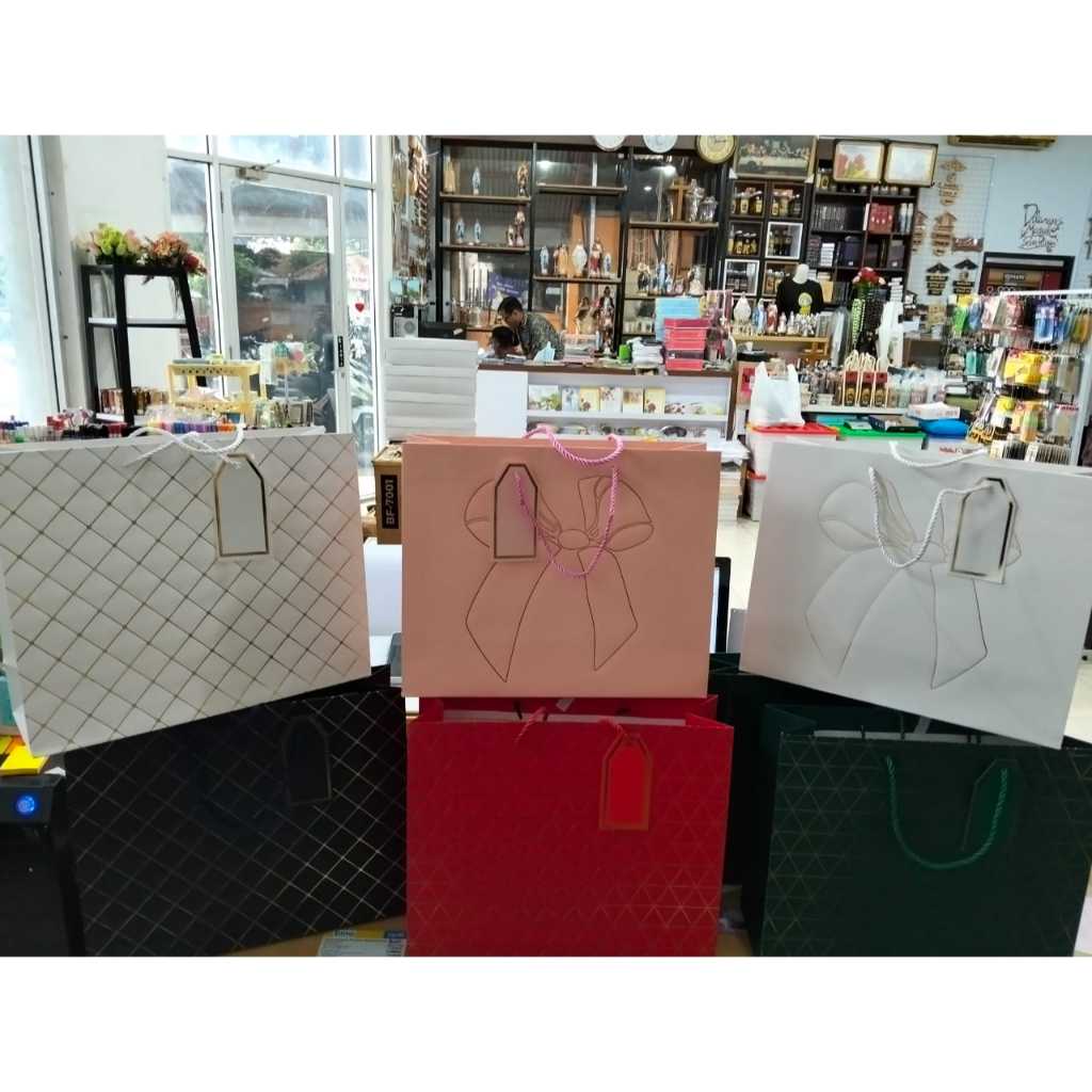 

PAPER BAG KADO /PAPER BAG TEBAL PREMIUM 25X32X10 /TAS KERTAS PREMIUM 25X32X10