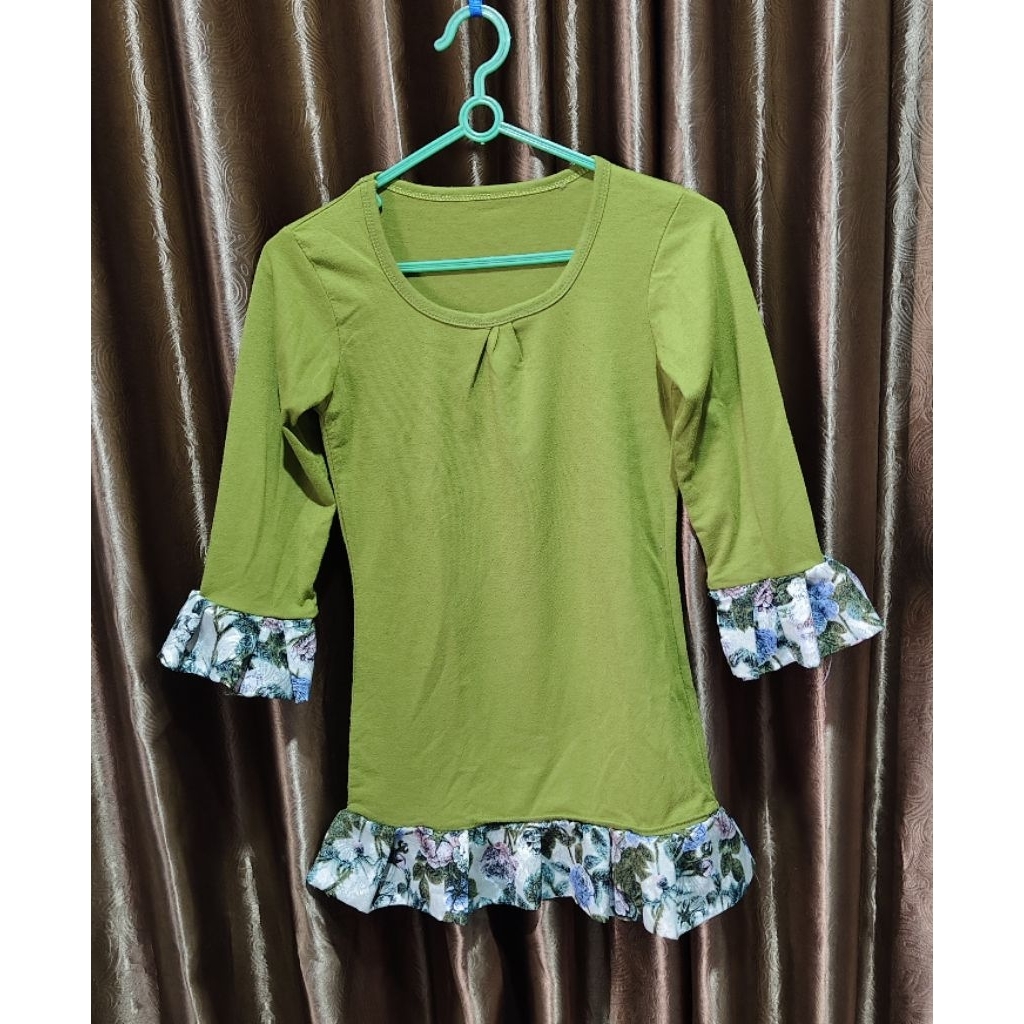 Atasan anak Perempuan Kaos Spandek Bunga hijau (Preloved)