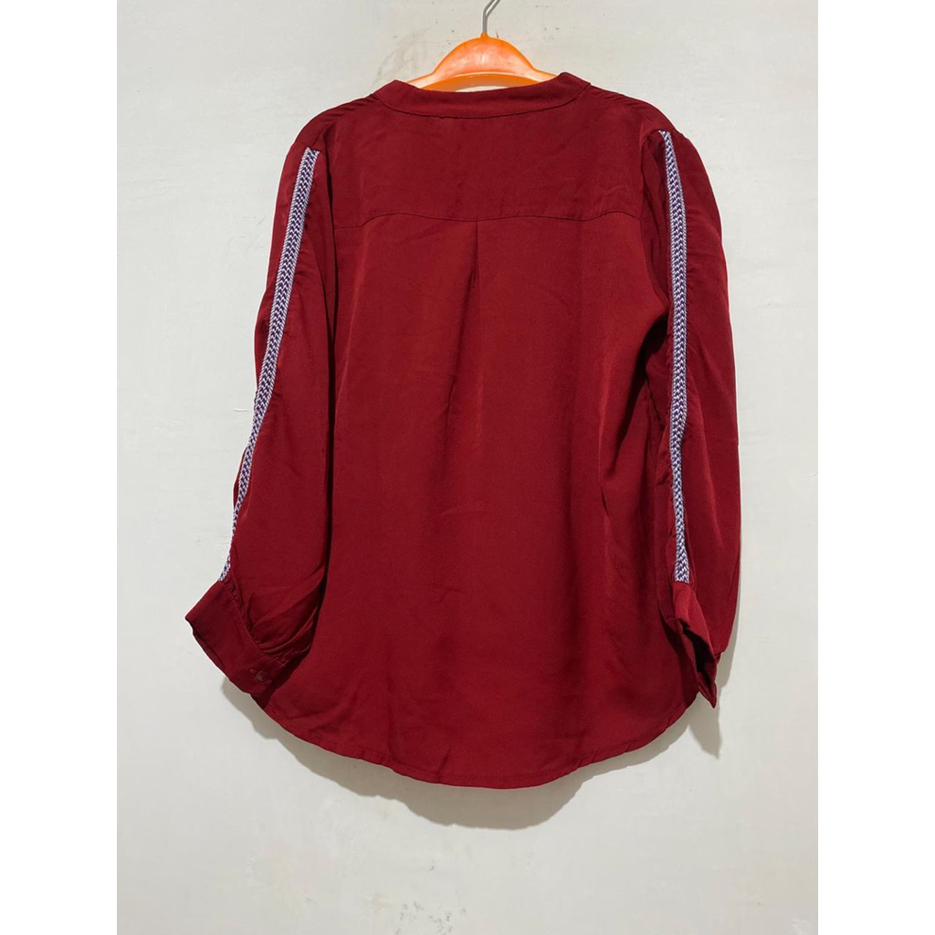 kemeja merah maroon