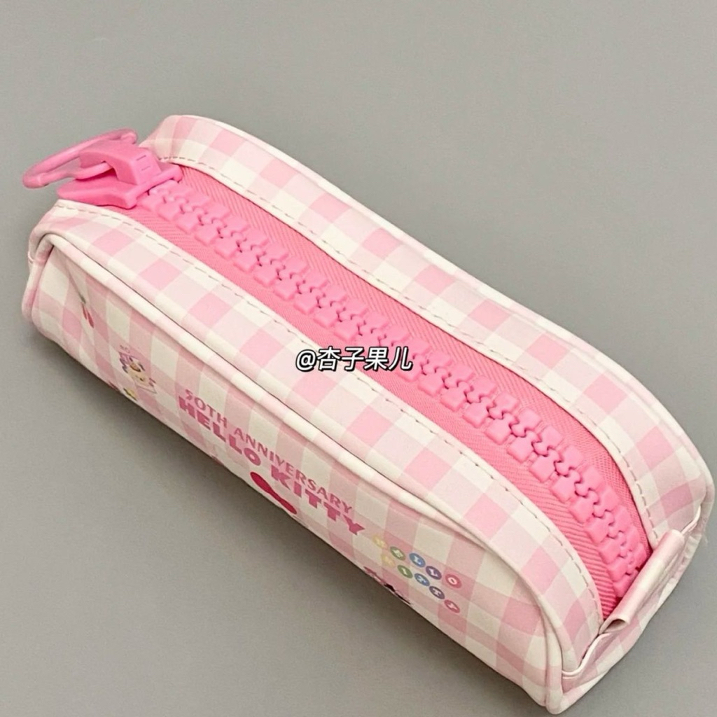 

[PREORDER – Hello Kitty] Tempat Pensil & Tas Mini 50th Anniversary – Edisi Terbatas dengan Ritsleting Besar