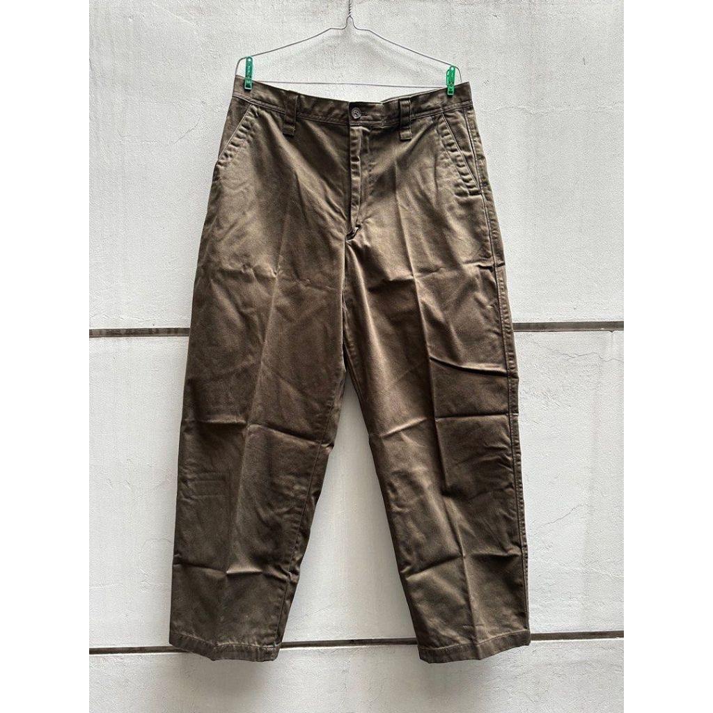 Uniqlo Celana Chino Fit Lebar Coklat Tua