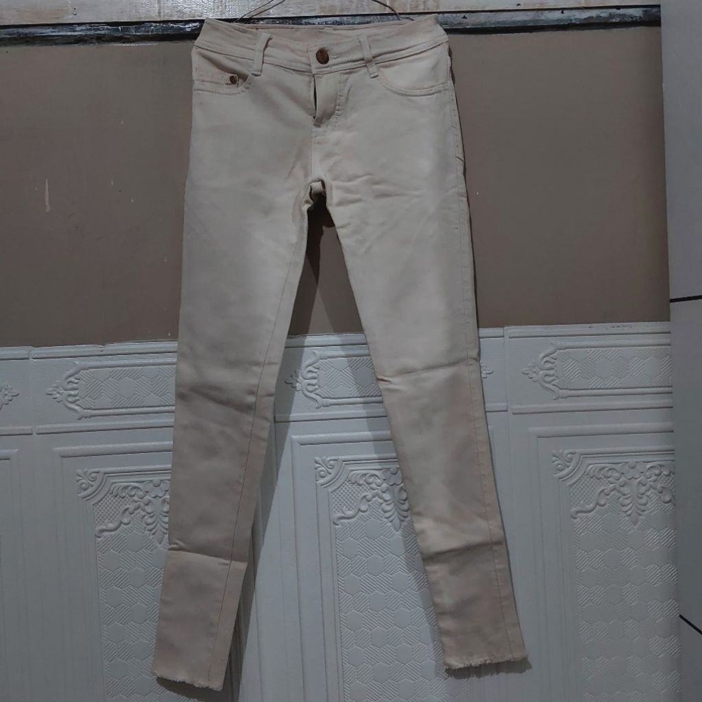Preloved celana jeans warna ivory size 28 masih baru