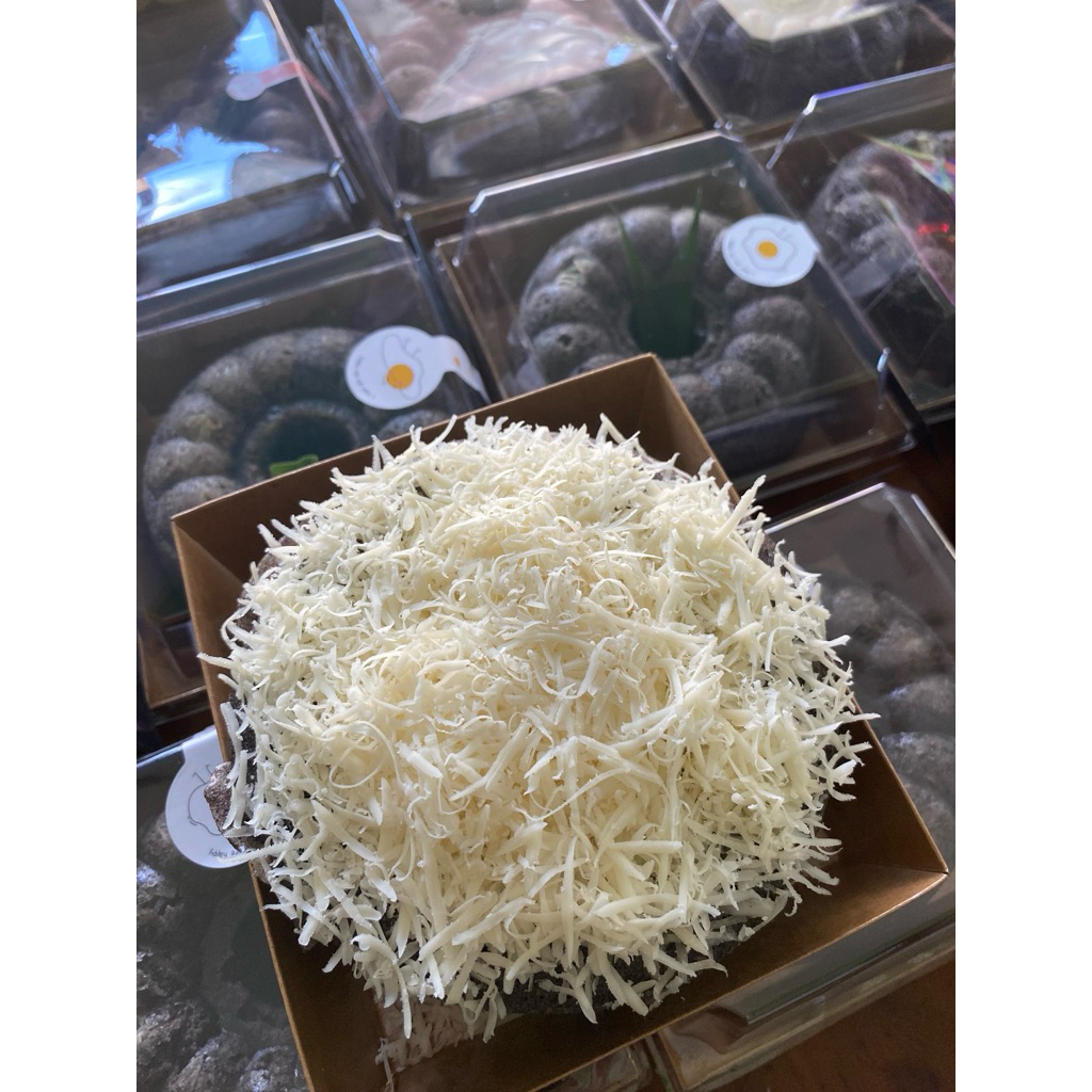 

Bolu ketan hitam keju lumer ekstra full toping keju
