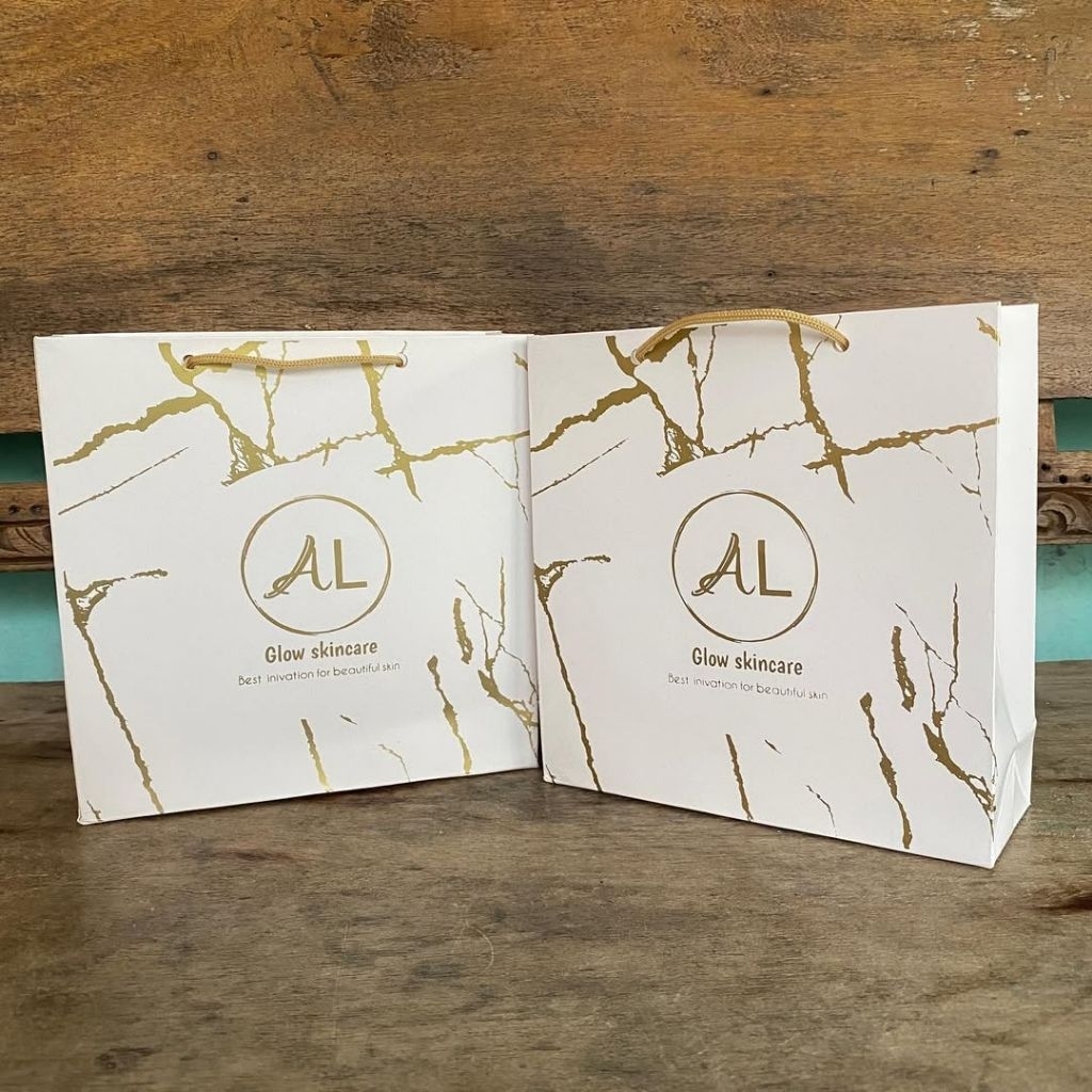

Paperbag Skincare Custom Ukuran 19x6x19 cm - Ivory Glossy dengan Cetak Tinta Gold