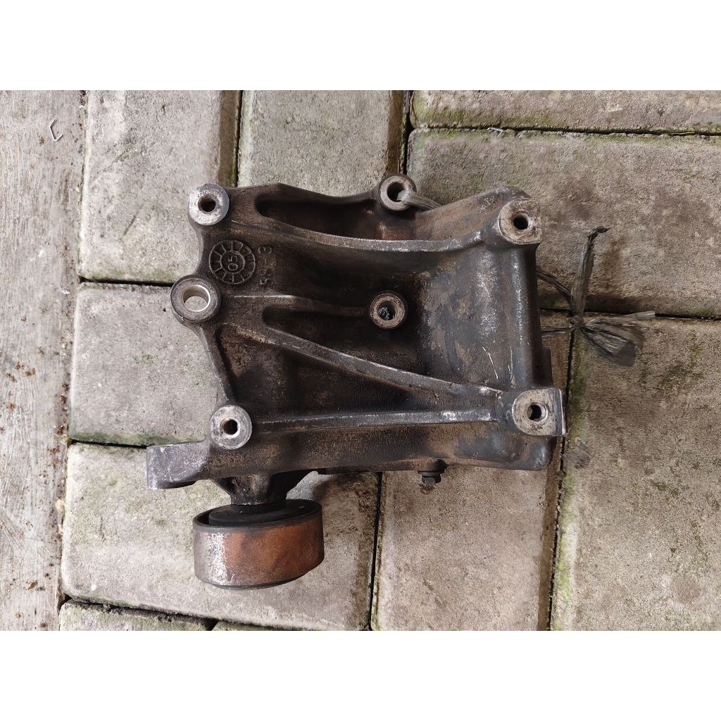 BRACKET BREKET KOMPRESOR AC KIJANG INNOVA BENSIN